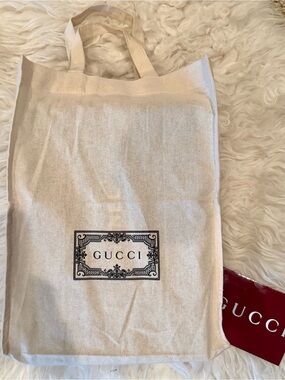 Gucci Beige Canvas shopping Tote with Black Logo Plaque *NEW